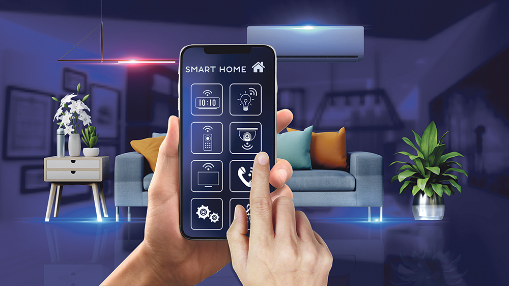 Smart Home-Anwendung auf einem iPhone wird in einer Wohnung genutzt.