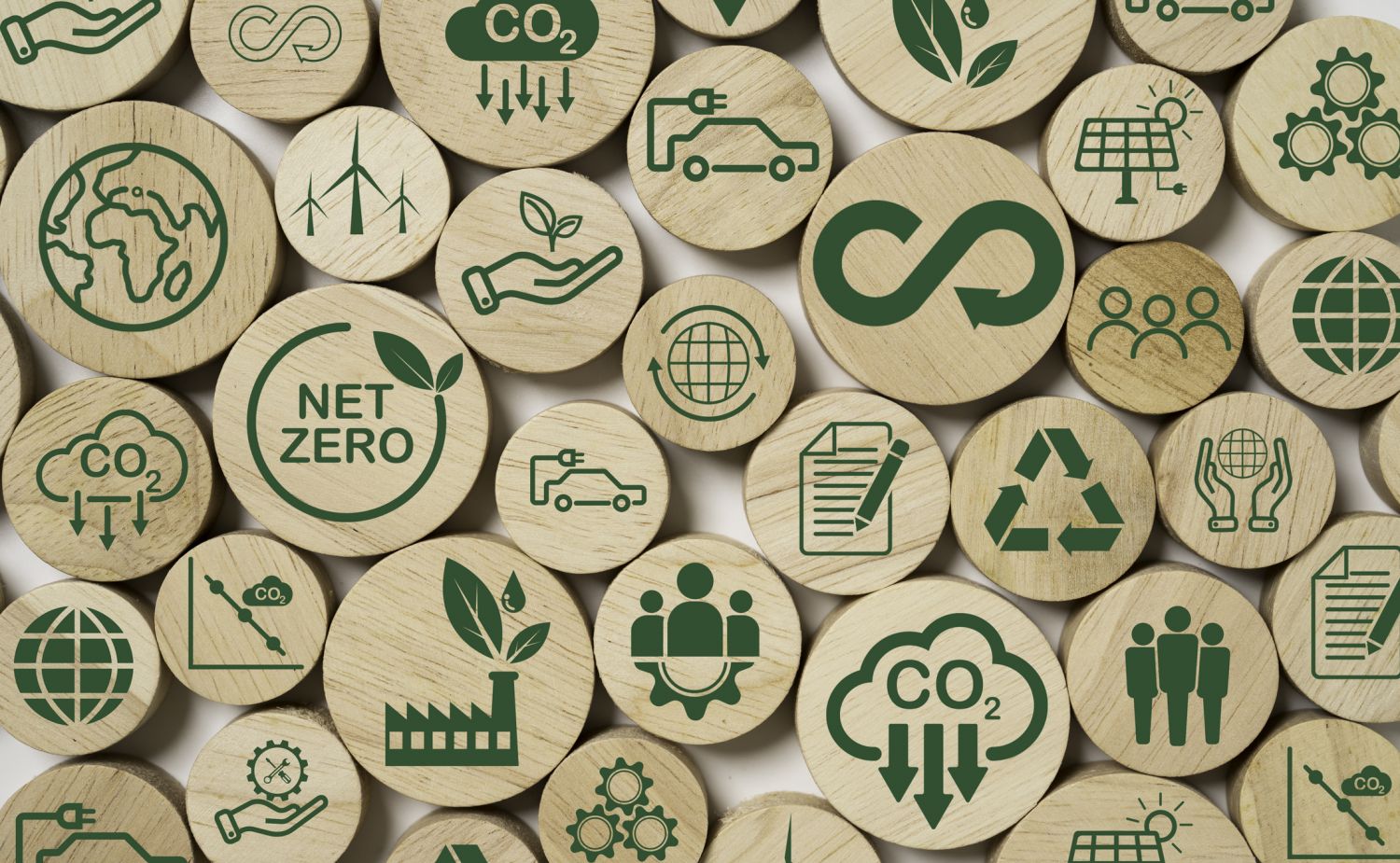 Holzplatten mit verschiedenen Symbolen, die etwas mit Nachhaltigkeit und Energiewende zu tun haben