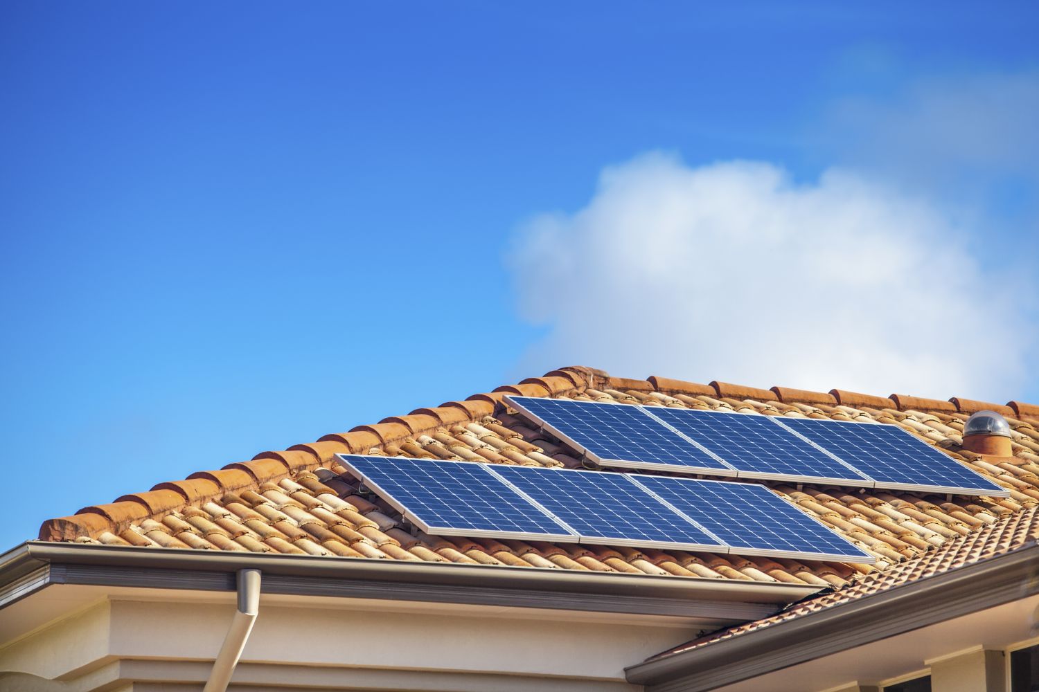  Solarpanele auf einem Hausdach