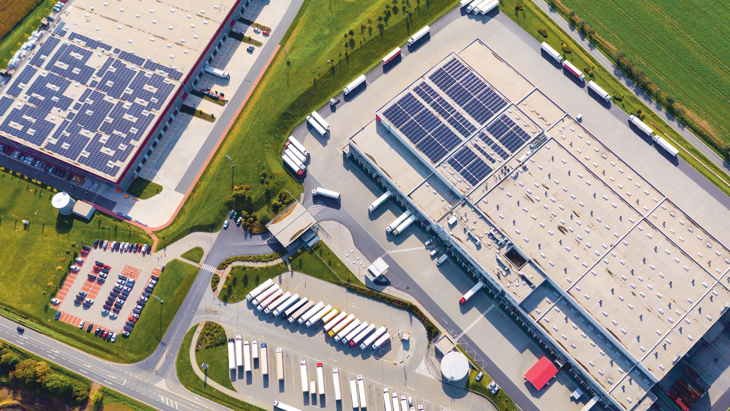 Photovoltaikanlagen auf Dächern von Betriebsgebäuden