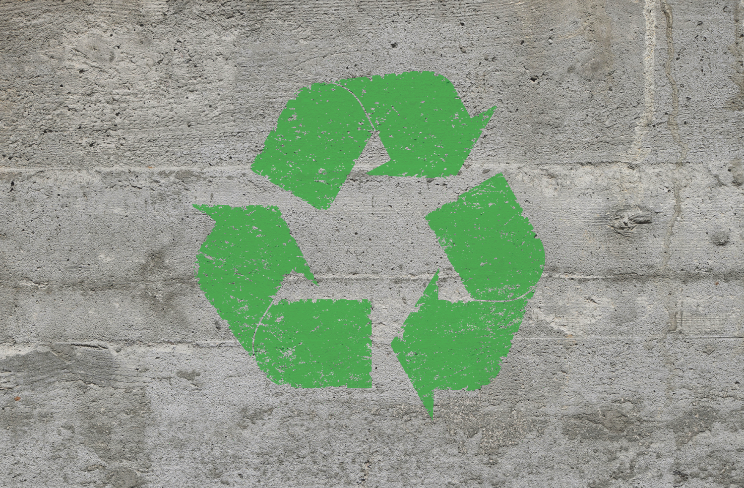 Ein grauer Betonhintergrund auf dem der grüne Recycling-Code zu sehen ist.